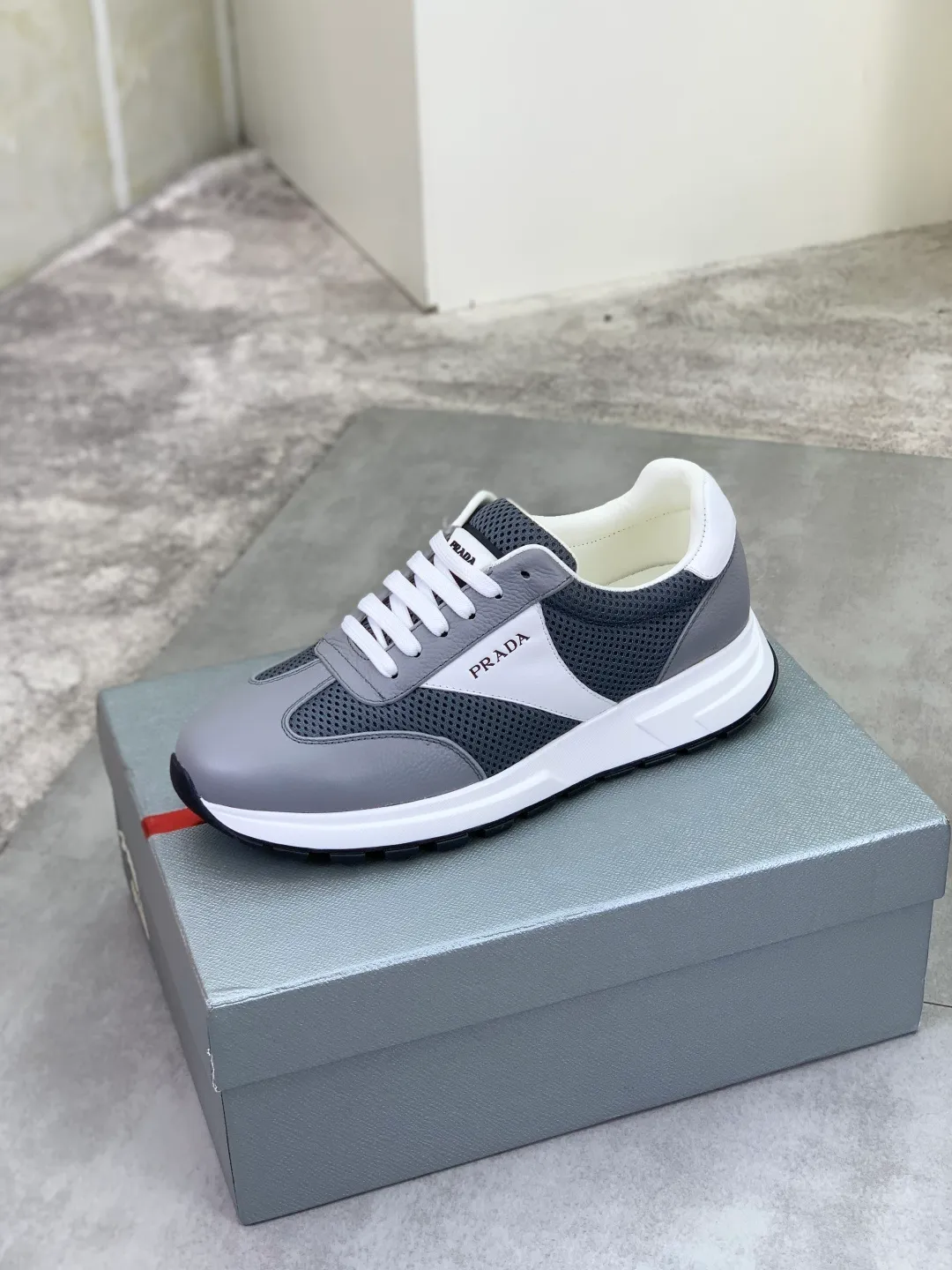 Men's Men's Shoes 💰P560 💰【New Style】 The latest model of high-quality PRADA classic men's shoes has been launched on the official website at a 1:1 replica, synchronized in Hong Kong and on the same catwalk; all made of calfskin➕imported cowhide lining, 🍡🍡original rubber outsole, non-slip and wear-resistant; comfortable on the feet, attractive style, fine workmanship, and simple and neat shoe lasts, highlighting a man's courage and toughness, 👍size 38 to 44 (45 can be customized) black White color🉑️choose